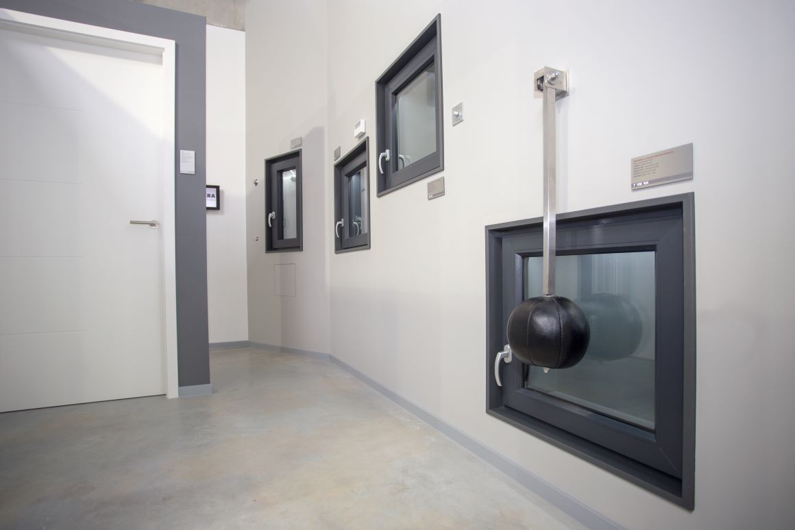 Showroom VEKRA - vyzkoušejte si odolnost našich oken