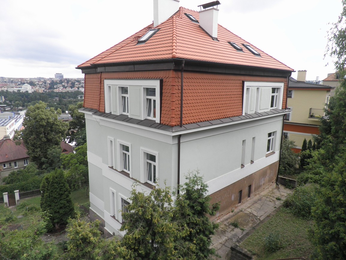 bílá dřevěná okna v rekonstruovaném domě drevo-barva-bila.JPG